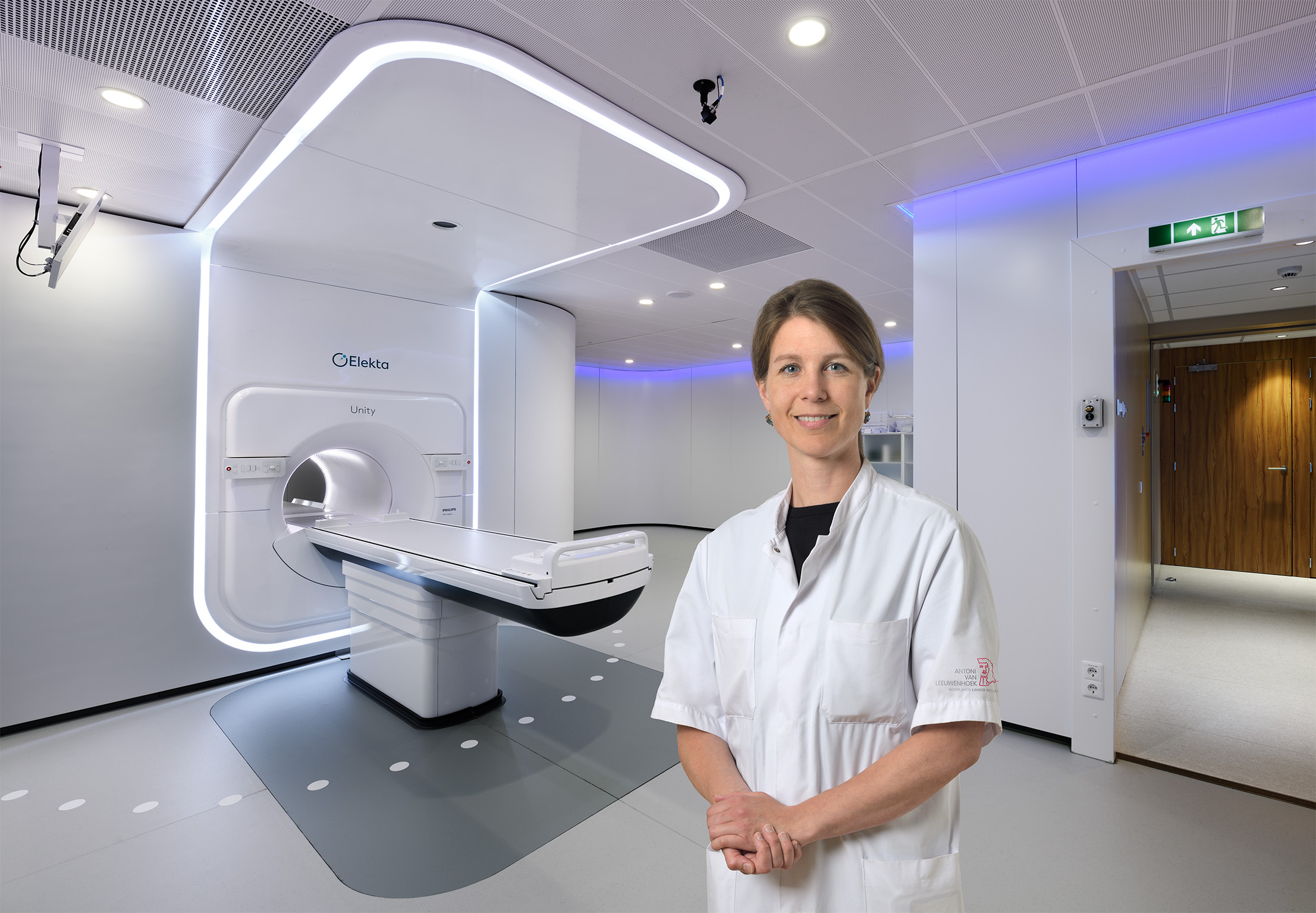 Dr. Marlies Nowee, Radiation Oncologist at NKI-AvL, and Elekta Unity.jpg